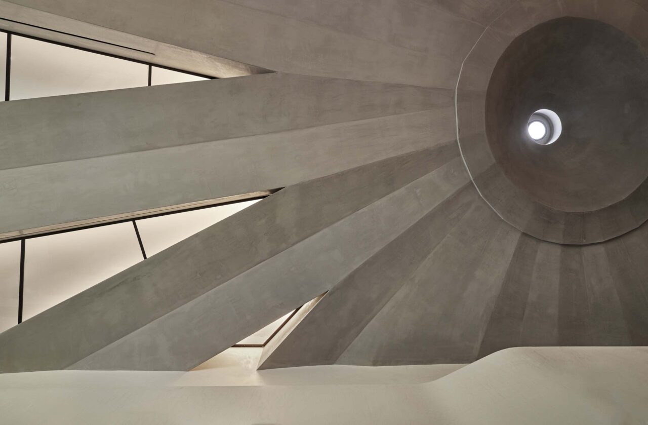 The ceiling is a concrete radial sculpture, inspired by the one in John Lautner’s Elrod House