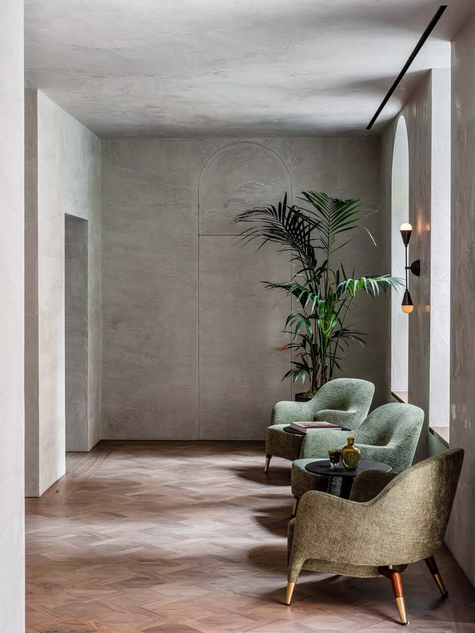 An entryway of a gray stucco-clad office by Kallos Turin