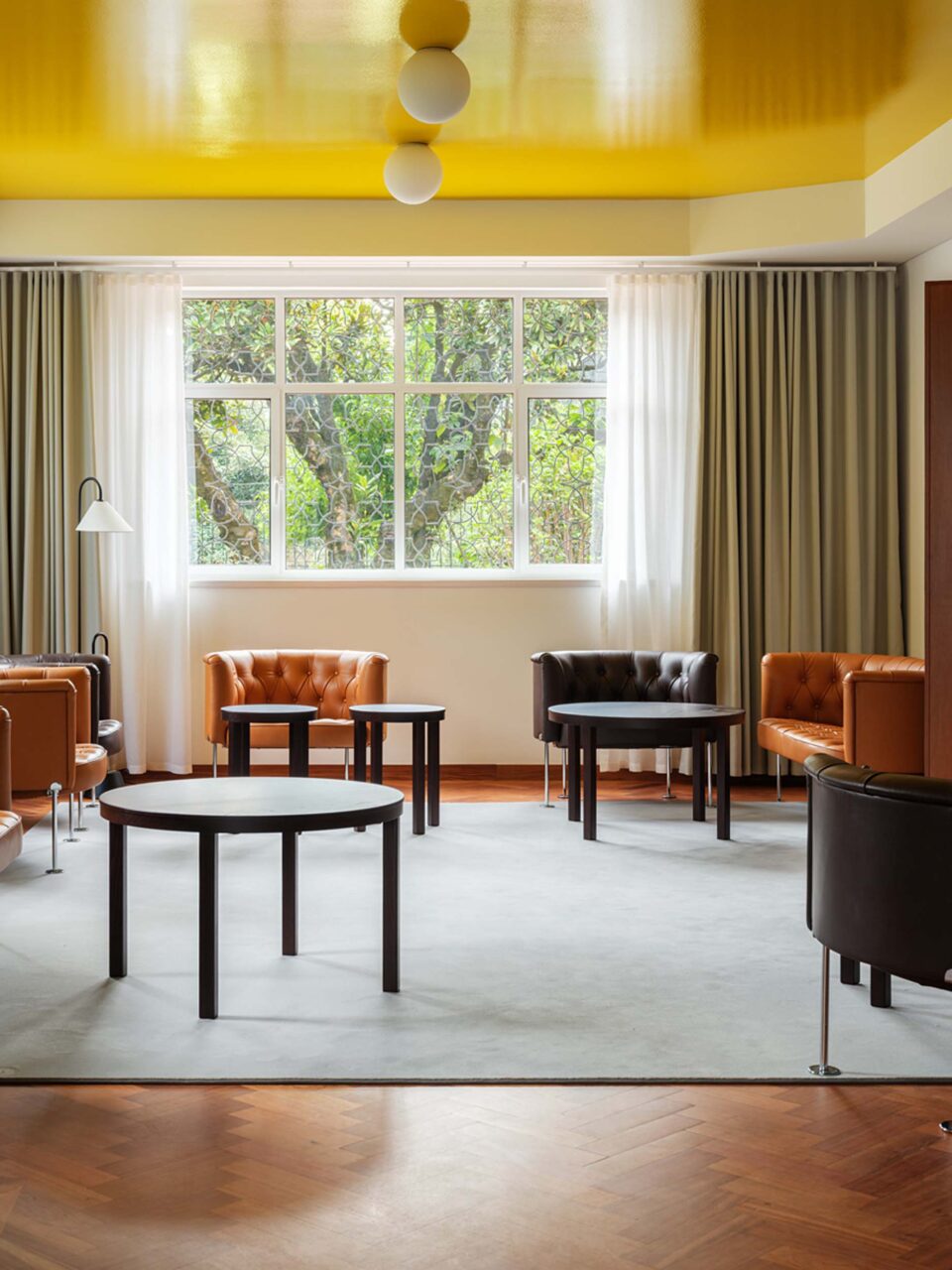 A yellow ceiling was added to the Swiss embassy in Bogatá