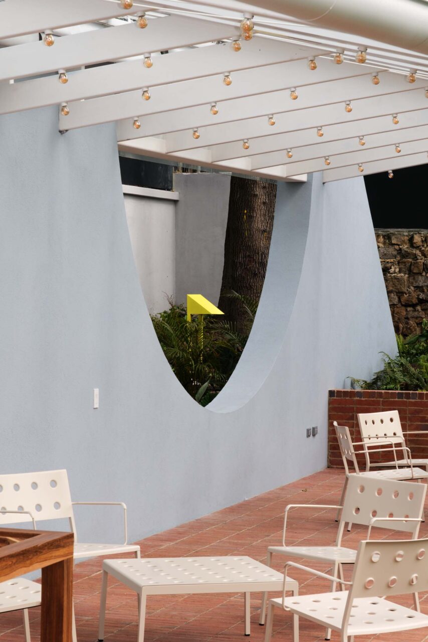A semicircle in the garden wall was designed by Lütjens Padmanabhan