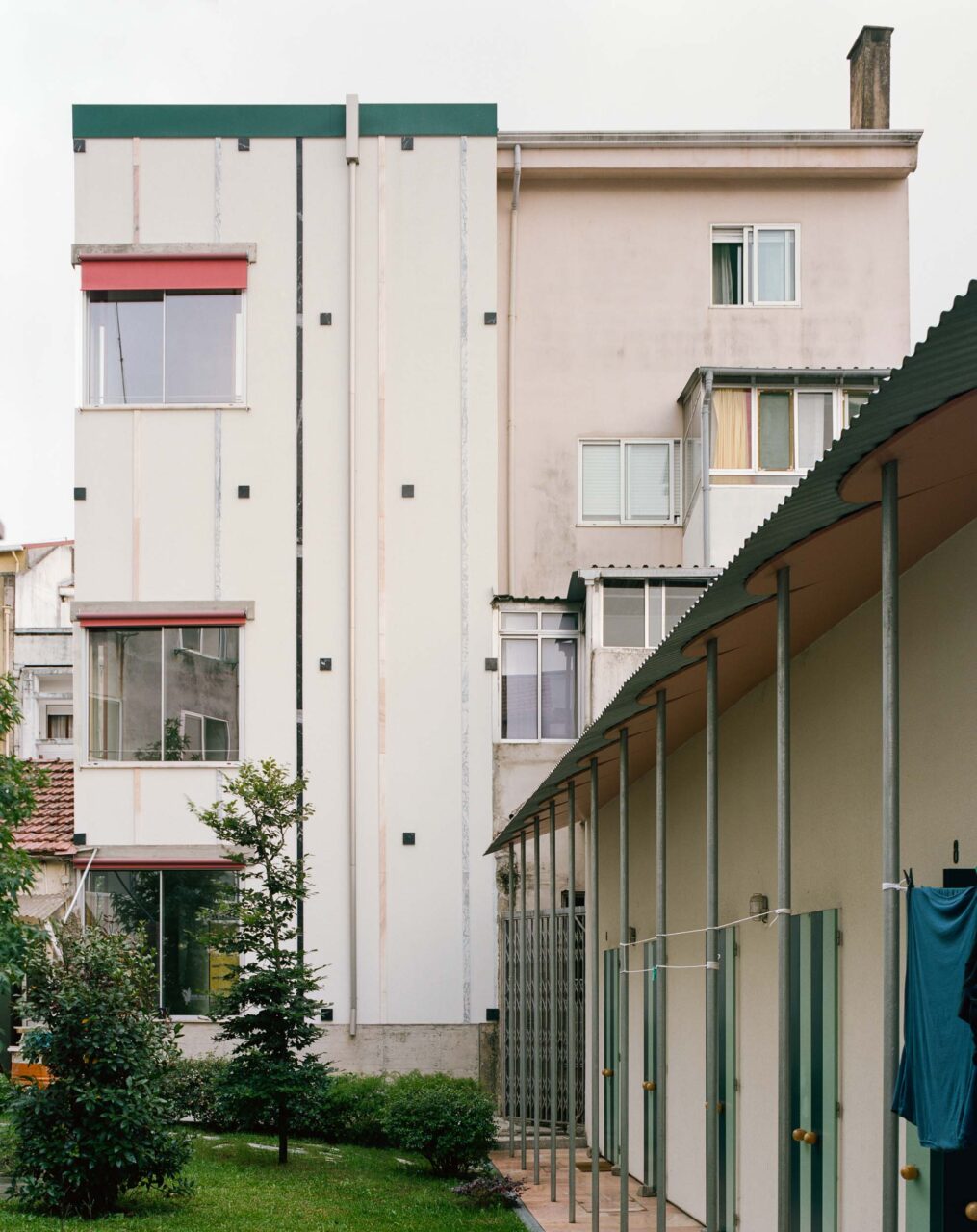 102 is set in a rectangular volume of four stories in Porto, Portugal