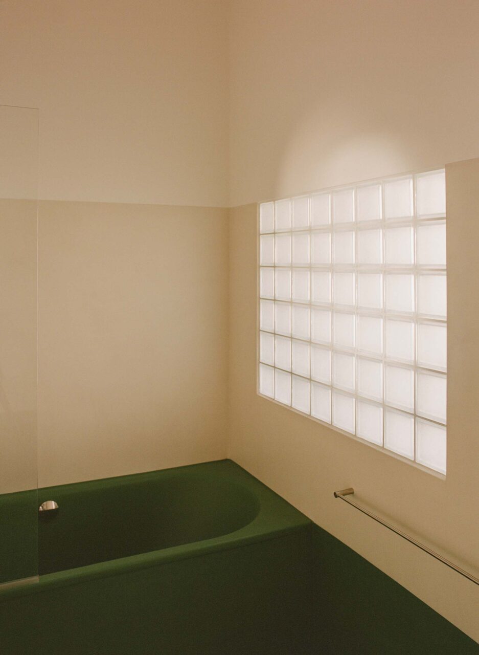 A green tun and bathroom floor with glass block for Neuhaus castle
