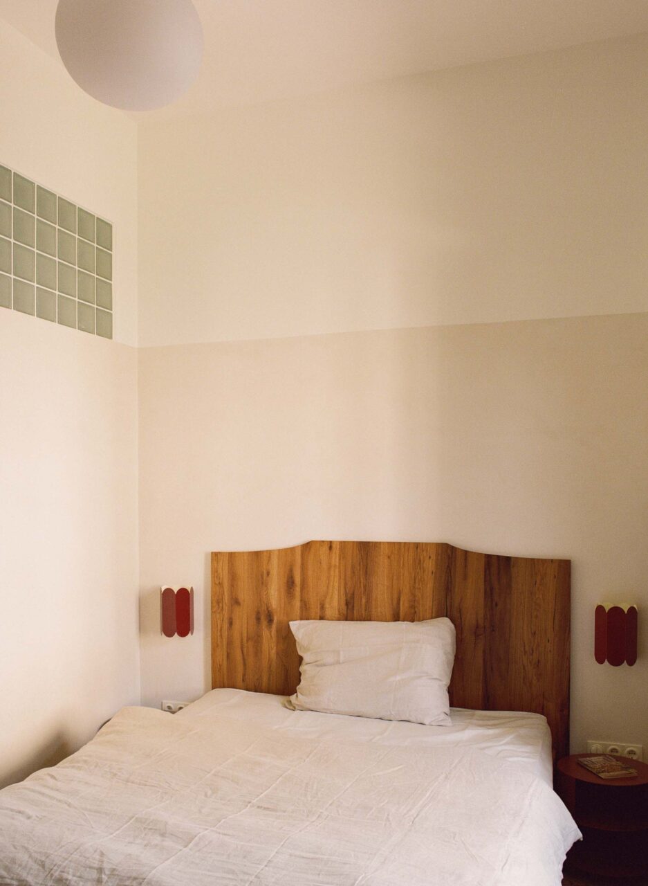 A bed with glass block on one wall at Neuhaus castle