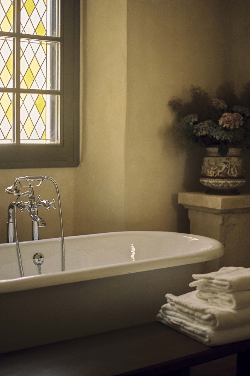 A bathroom with a vintage tub at Hotel du Couvent