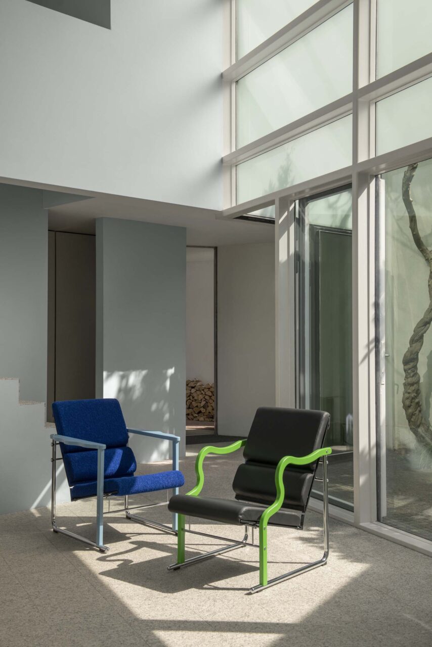 Two Experiment Lounge Chairs at the Van Schi­jn­del House