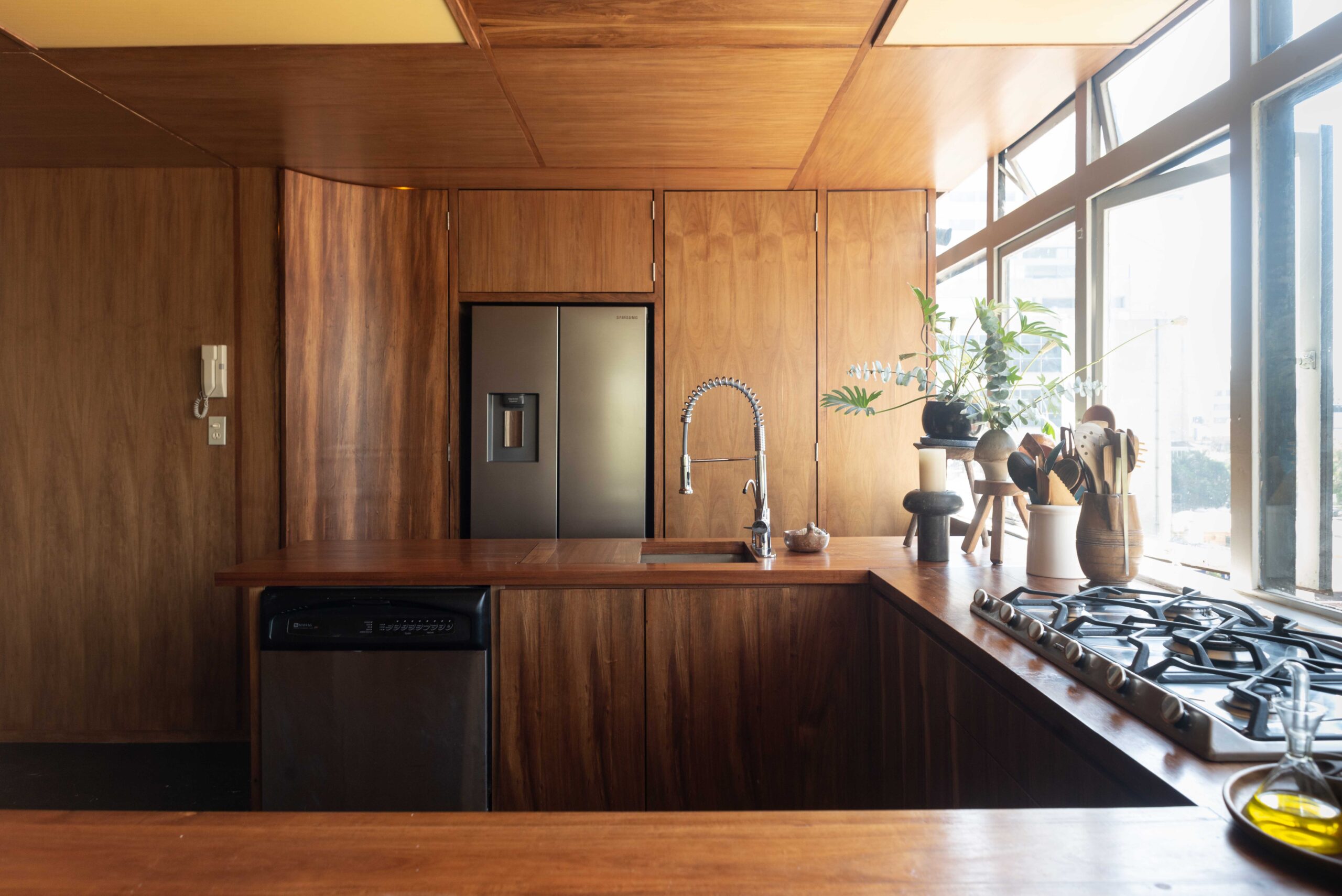 A wood-clad kitchen in Mexico City