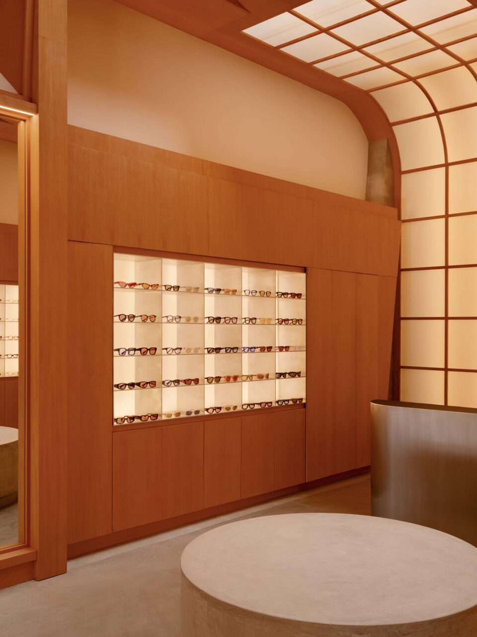 a curved wall typical of ryokan architecture