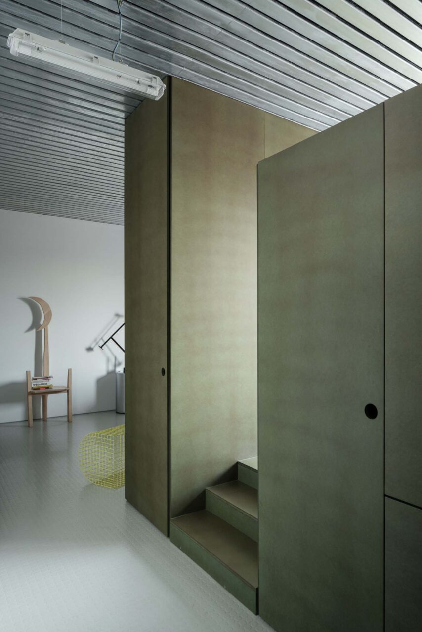 The cabinet divides space in Studiolo