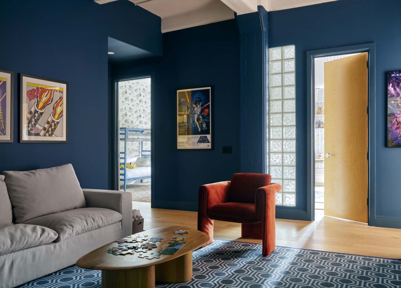blue walls and blue rug in a sitting room