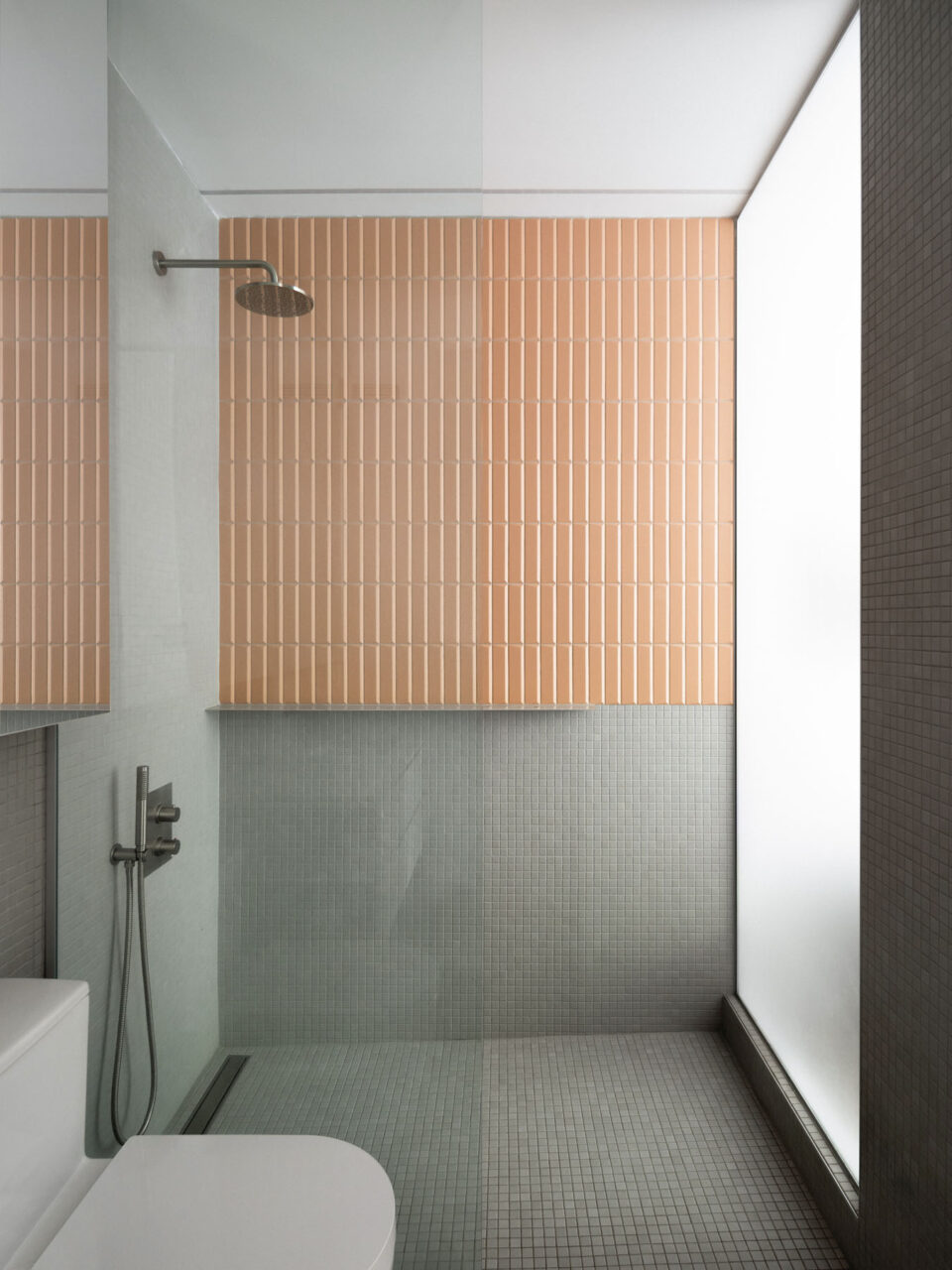 Bathroom tiled in gray by naturehumaine