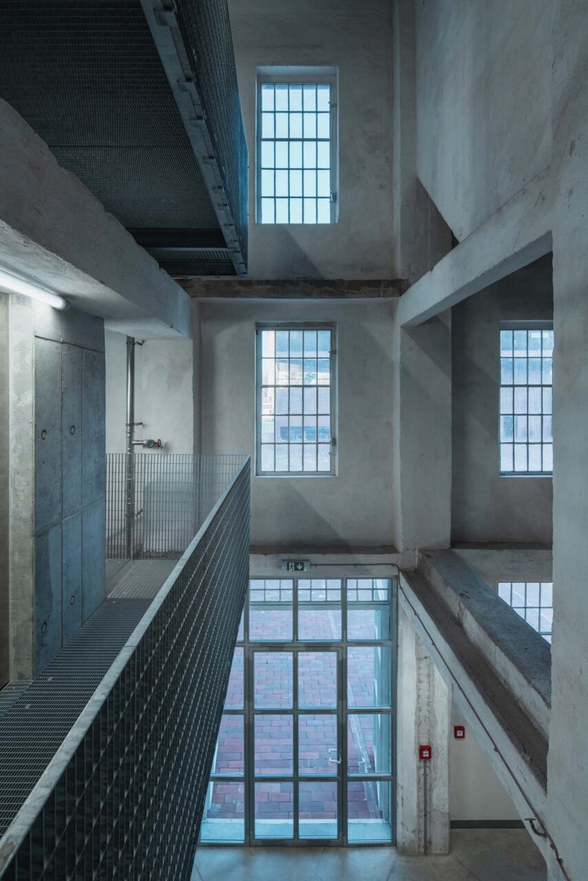 verticality of grain silo
