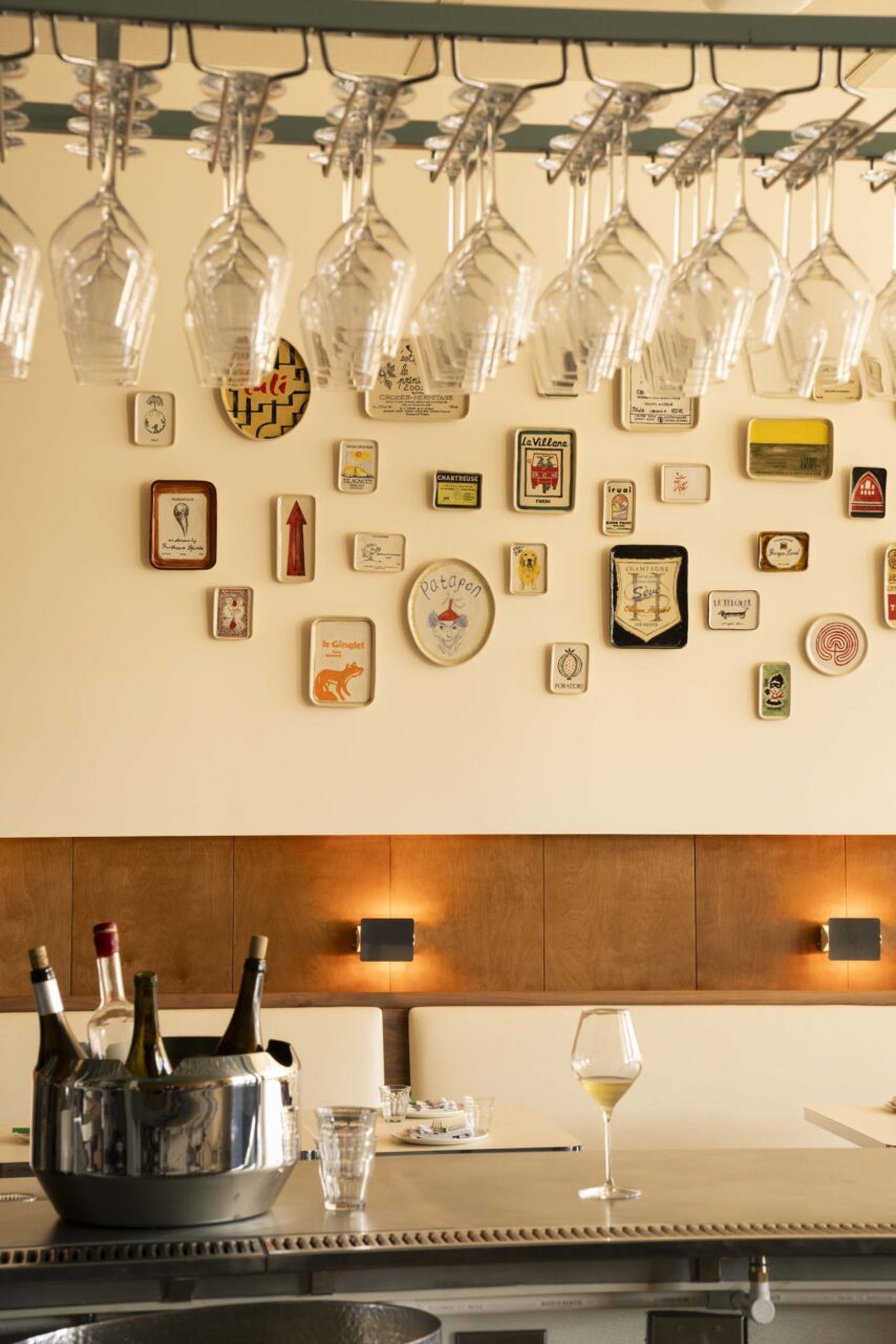 Bar etoile glass and wall