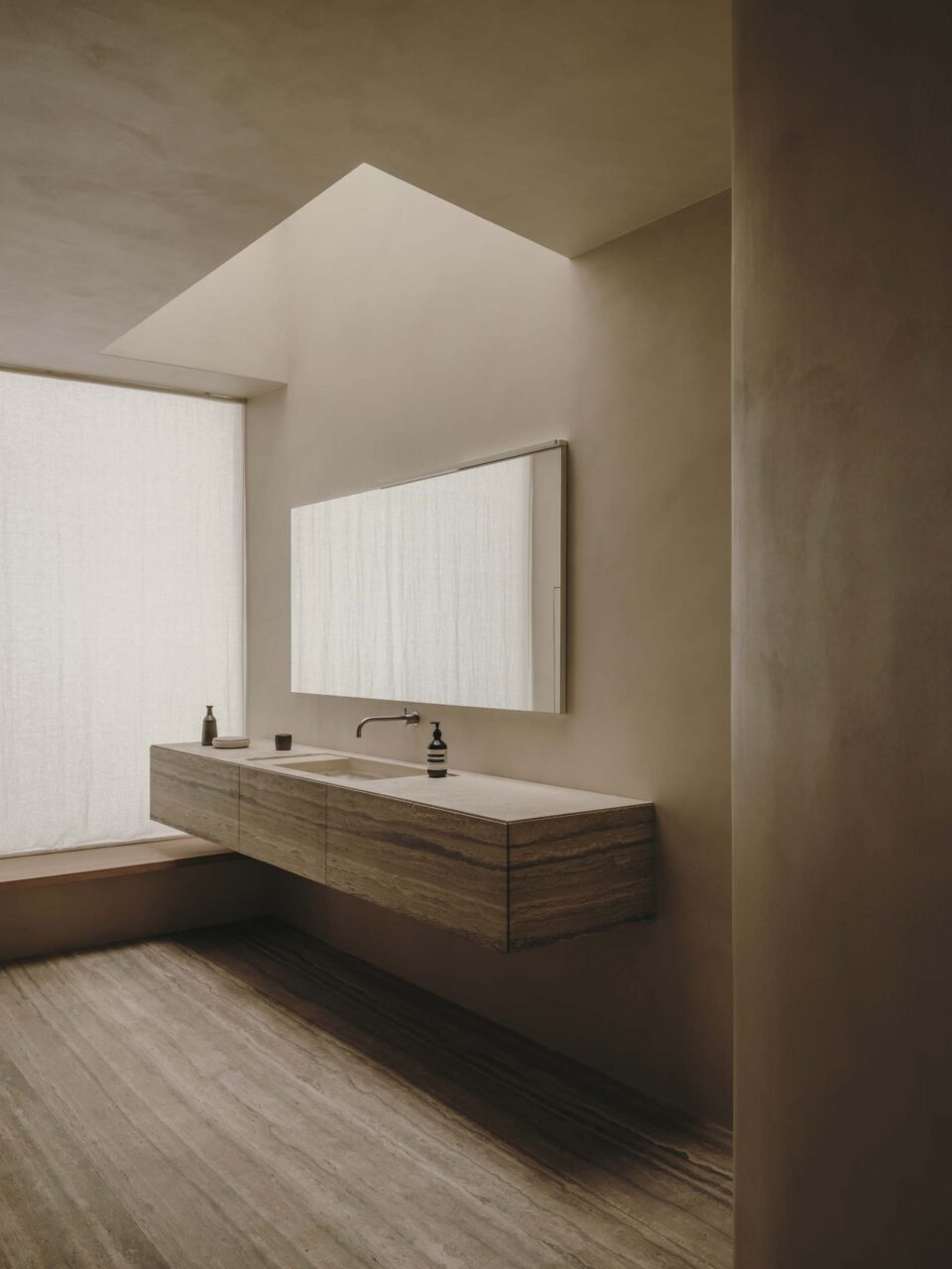 bathroom with vaselli stone