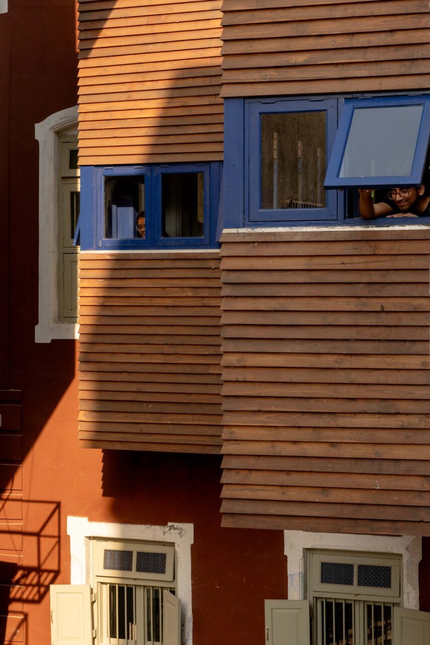 blue cupboards as window band
