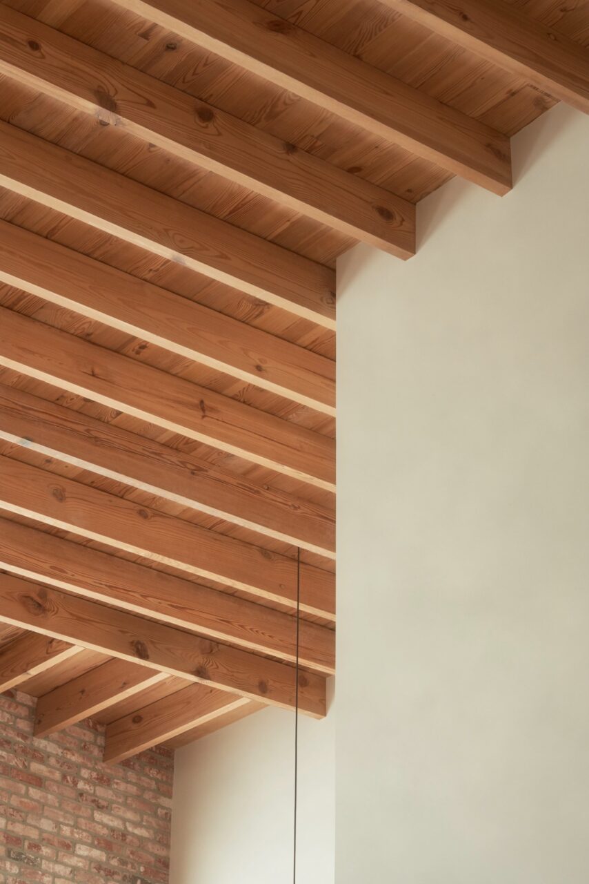 wooden beams at williamsburg apartment