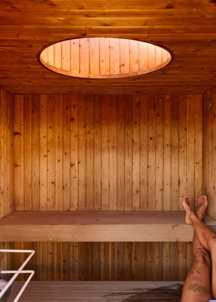 sauna with circular aperture