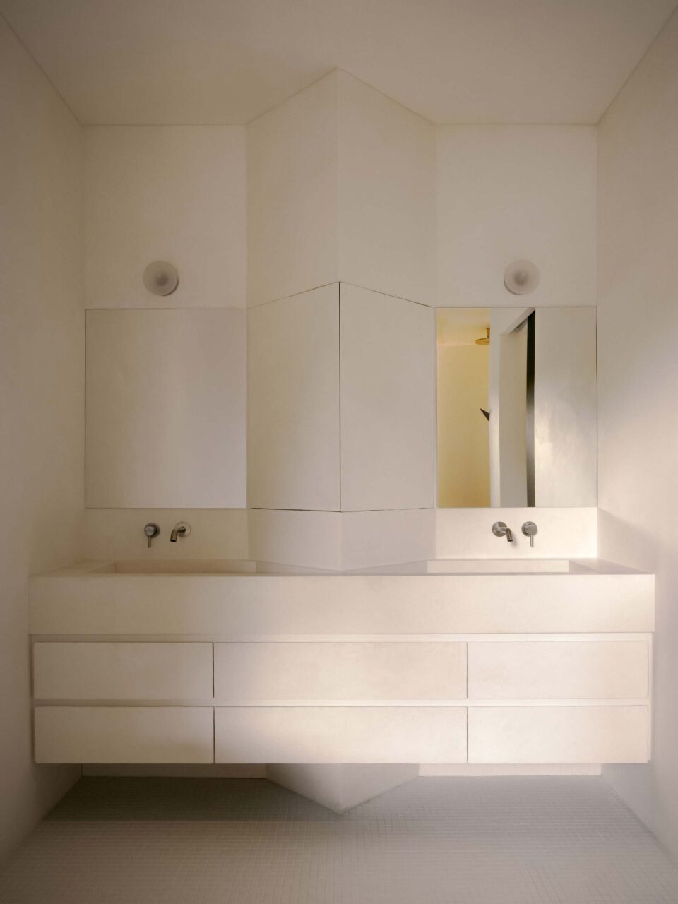 sink with protrusion