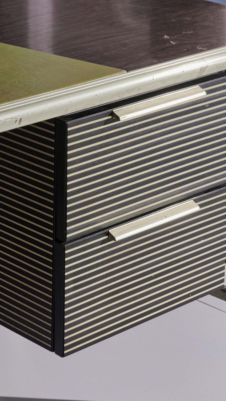 italic desk